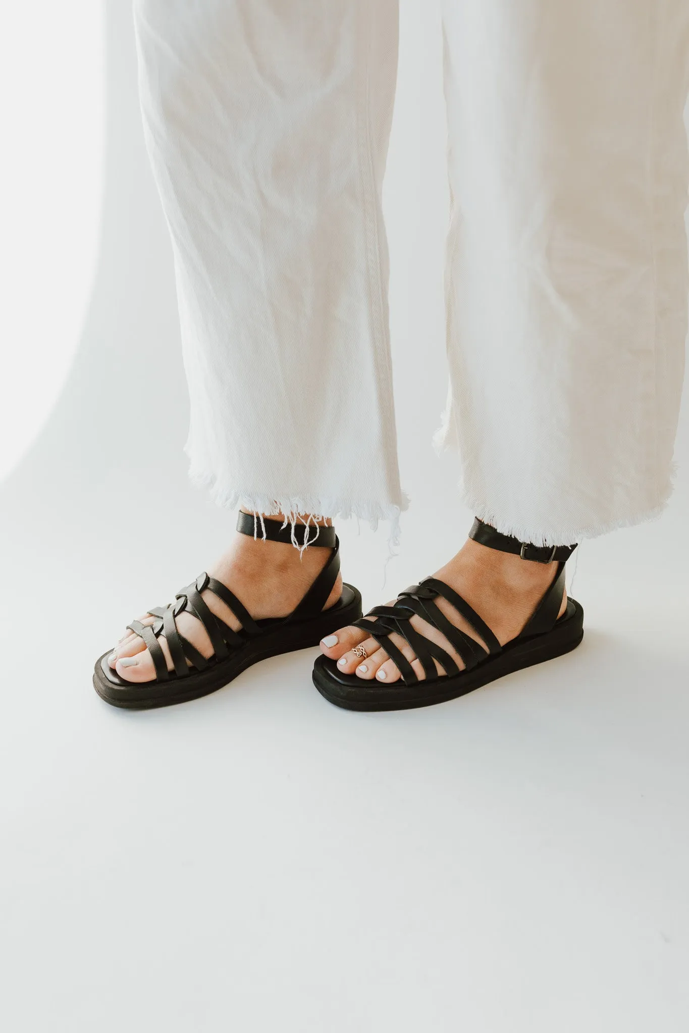 Piper & Scoot x Seychelles: Mallory Sandal in Black